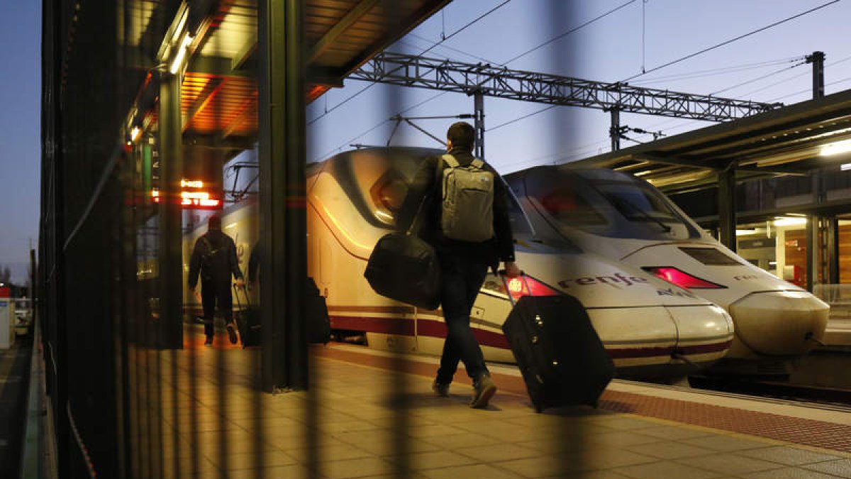 Trenes del servicio por la línea de alta velocidad en la estación de Adif de León. FERNANDO OTERO