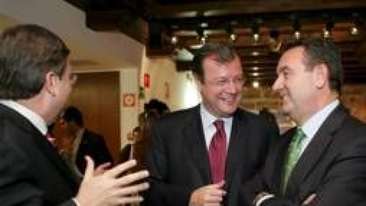 Fernández Santiago charla con Silván y con el diputado Jesús Merino