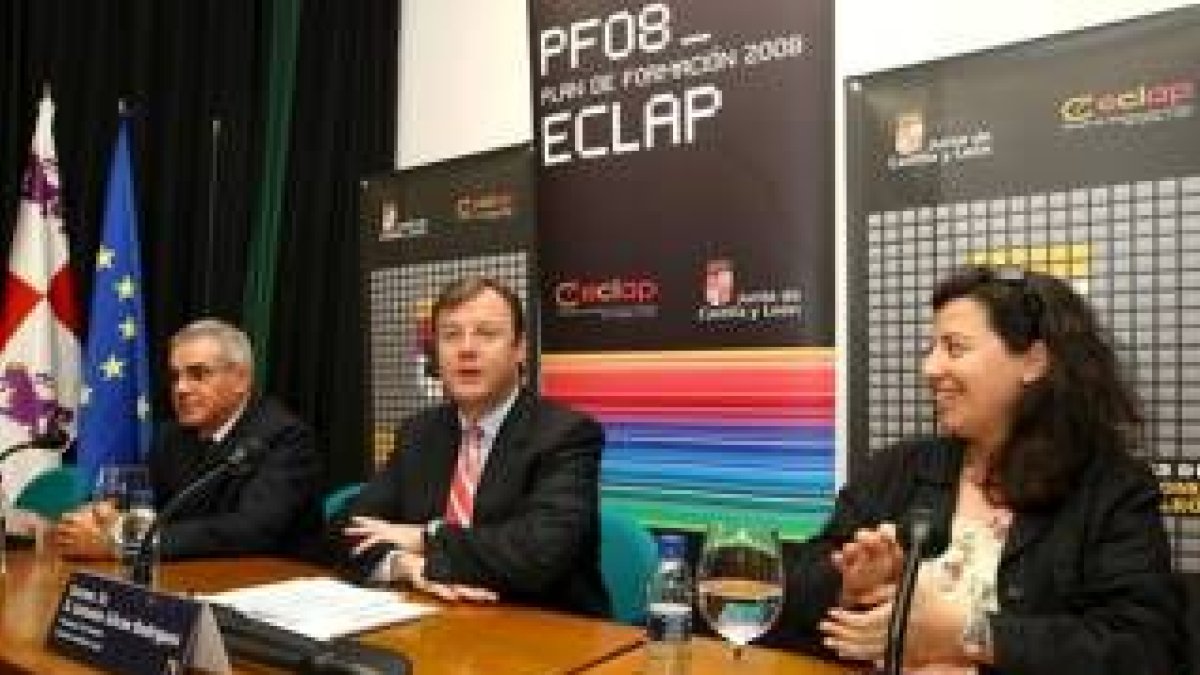 Antonio Silván, en el centro junto a Juan Elicio Fierro, tras ser presentado en el campus del Bierzo