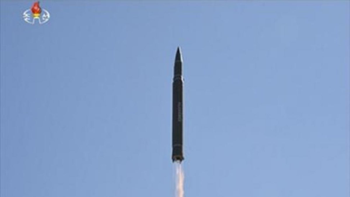 El líder norcoreano Kim Jong-un observa el lanzamiento del misil de largo alcance, ayer