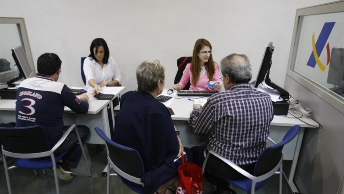 Contribuyentes en una oficina de la Agencia Tributaria.