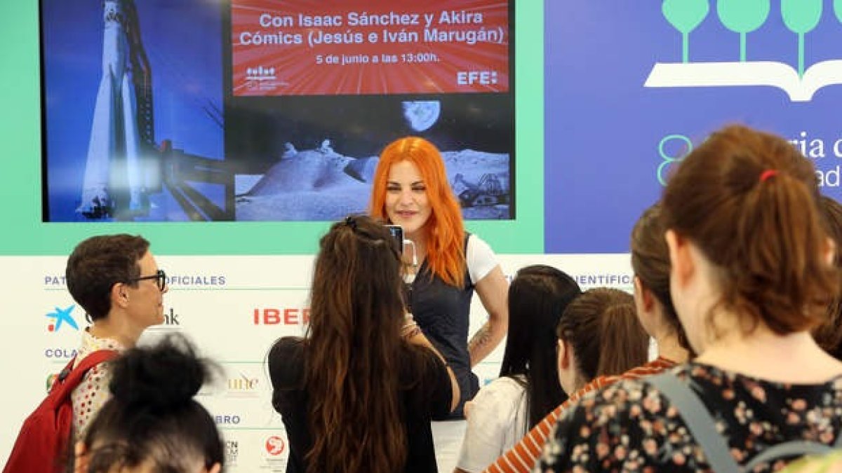 Un buen número de adolescentes quisieron conocer en la Feria del Libro de Madrid, y en primera persona, la experiencia de la astronauta leonesa Sara García. BENITO ORDÓÑEZ