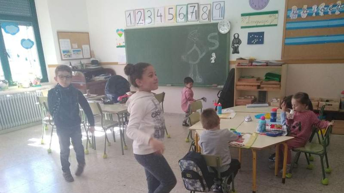 Alumnos del aula del CRA en La Ribera de Folgoso, en una imagen autorizada. CEBRONES