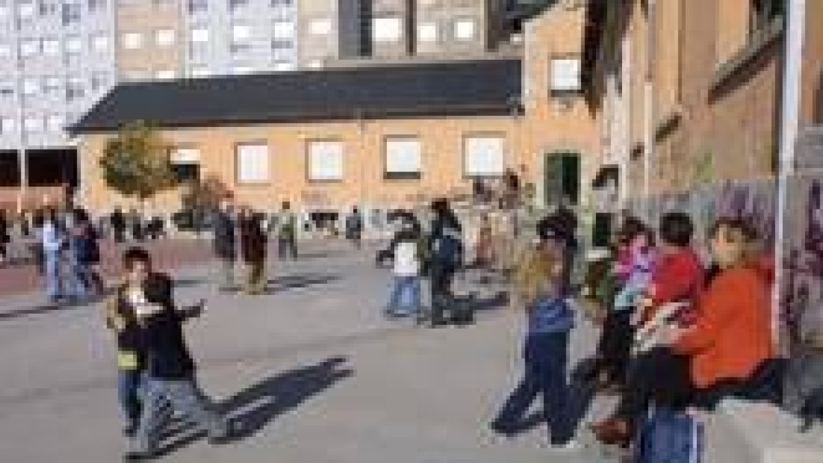 El patio del colegio Valentín García Yebra, en Ponferrada, ha sufrido diversos actos gamberriles