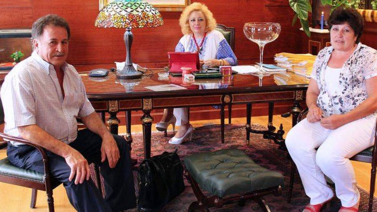 Amador Alonso y Agustina Madero, con su abogado, Charo Llamera (centro).