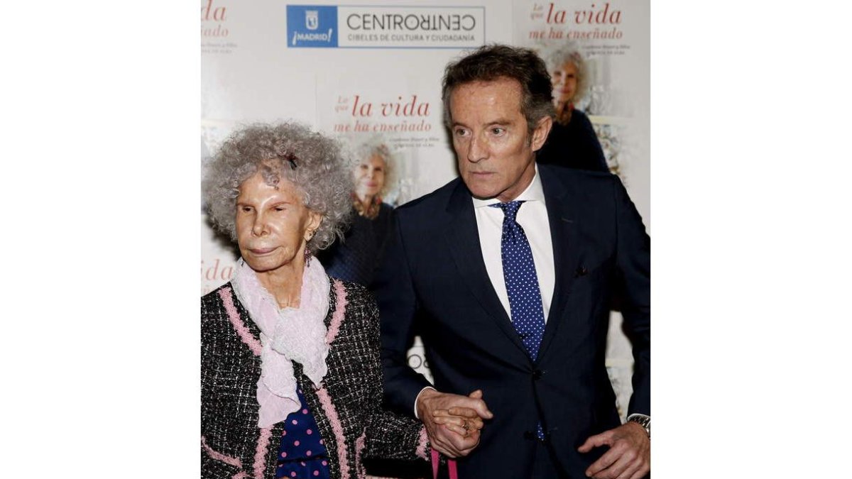 La duquesa Cayetana de Alba en compañía de su esposo en una imagen de archivo.