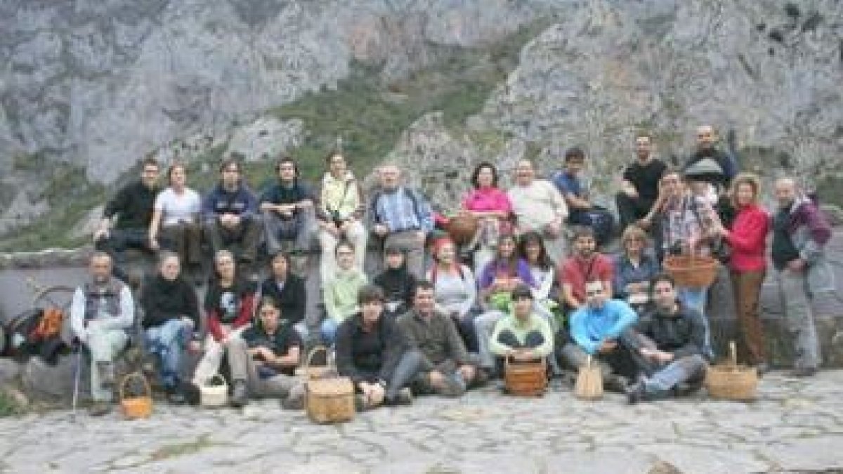 Los participantes en el curso posaron para la foto de familia.