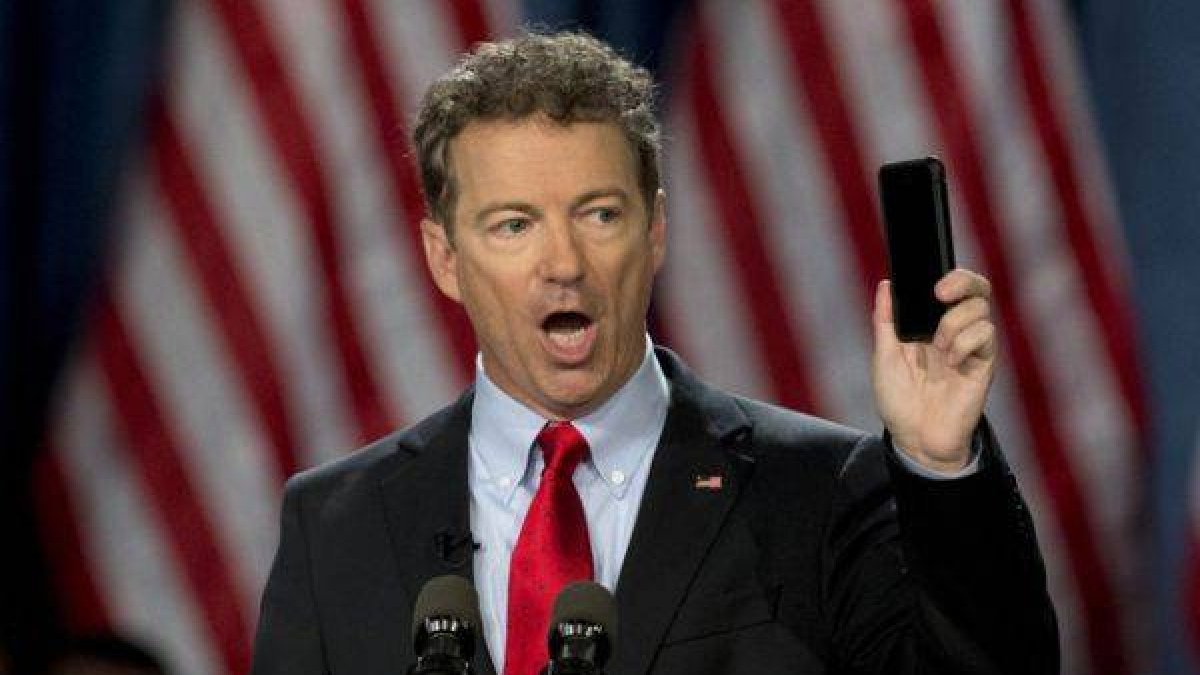 Rand Paul muestra un teléfono móbil para protestar contra el espionaje de la NSA a los ciudadanos estadounidenses.