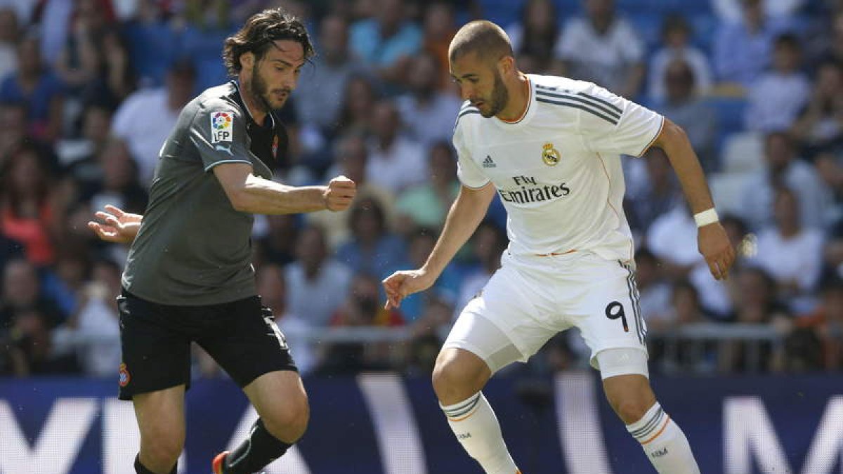 Benzema, que acabó lesionado, intenta superar con un regate al espanyolista Colotto.