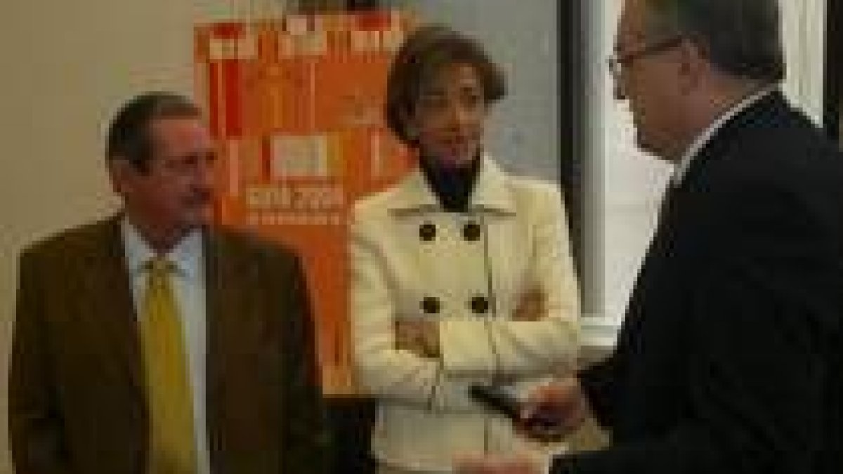 Manuel Álvarez, Felisa Herrero y Javier Lasarte antes de la presentación