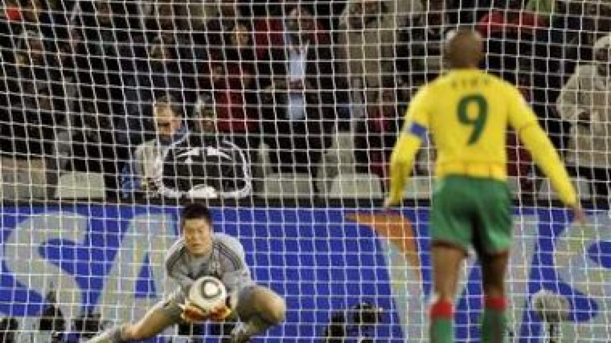 El portero japonés Kawashima ataja un lanzamiento de Eto'o.