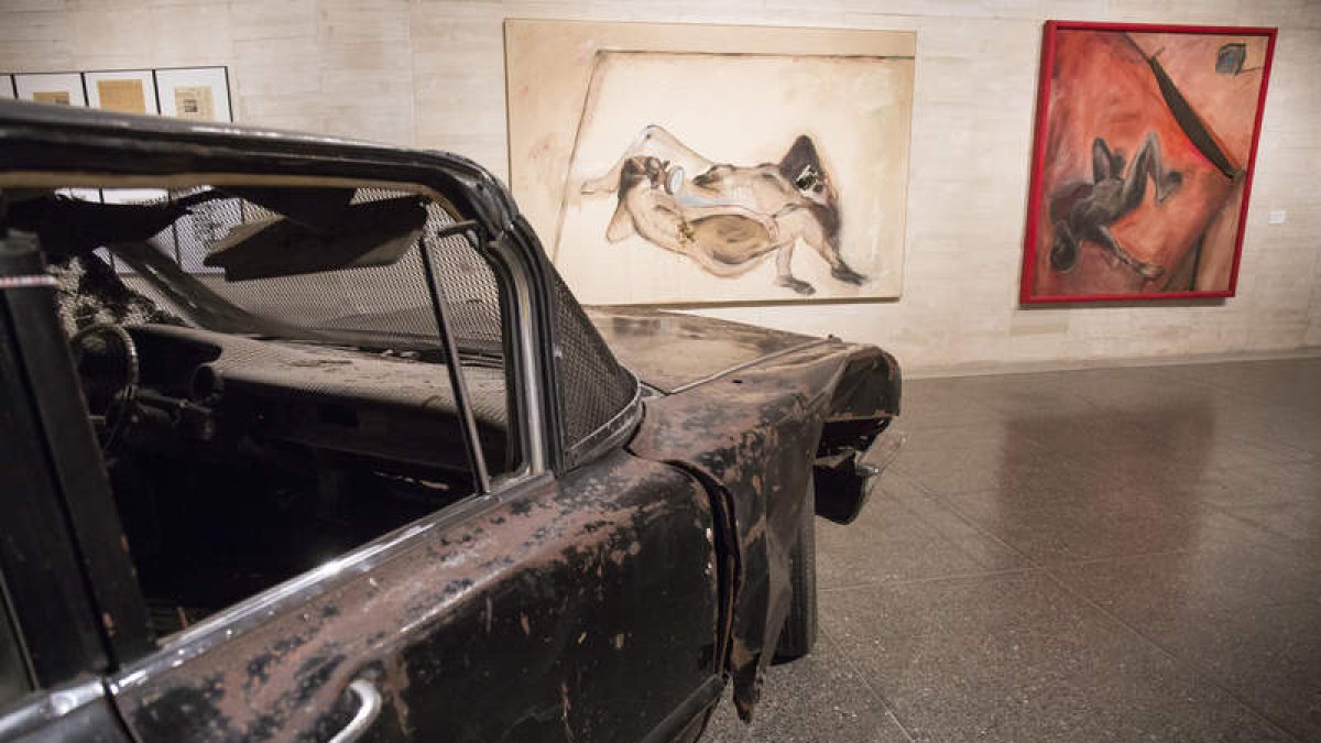 El vehículo que hoy será cubierto de dos elementos tan cotidianos como barras de pan y periódicos del día. FERNANDO OTERO