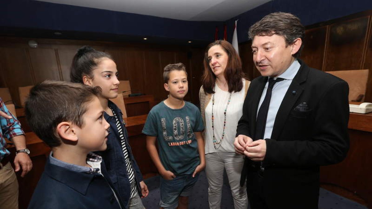 Ethan Rodríguez, Lucía García y Diego Fuertes, ayer con Baílez y Folgueral en el salón de plenos