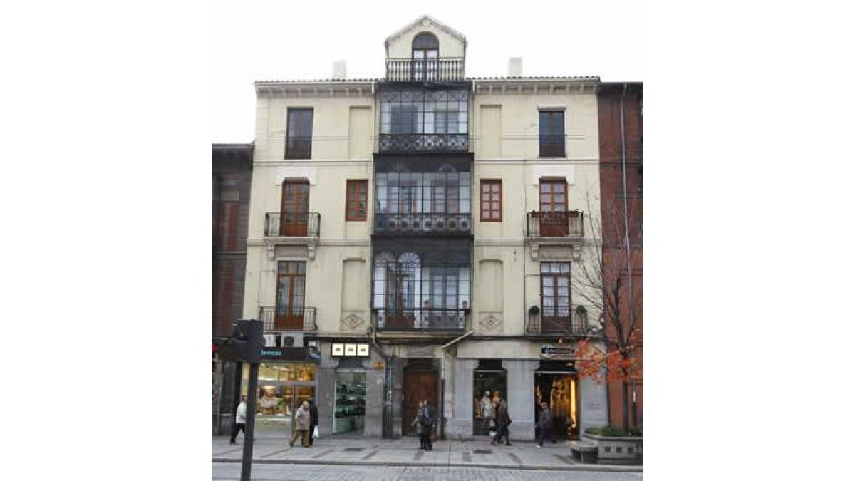 Casa de la calle Ordoño promovida por Julio del Campo.
