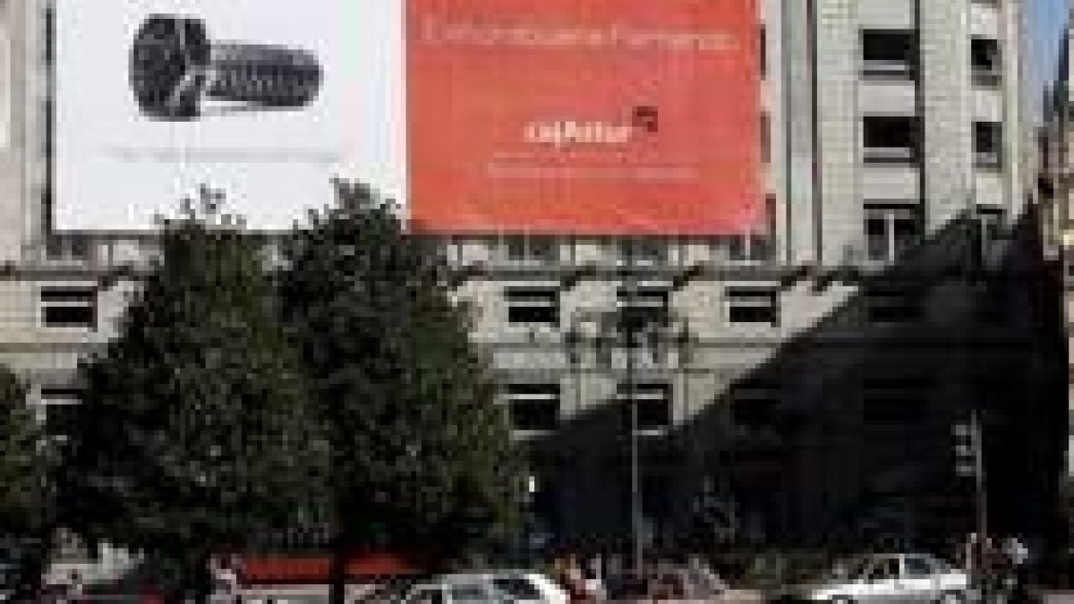 Cajastur pone en Oviedo un mural de 260 metros para felicitar a Alonso