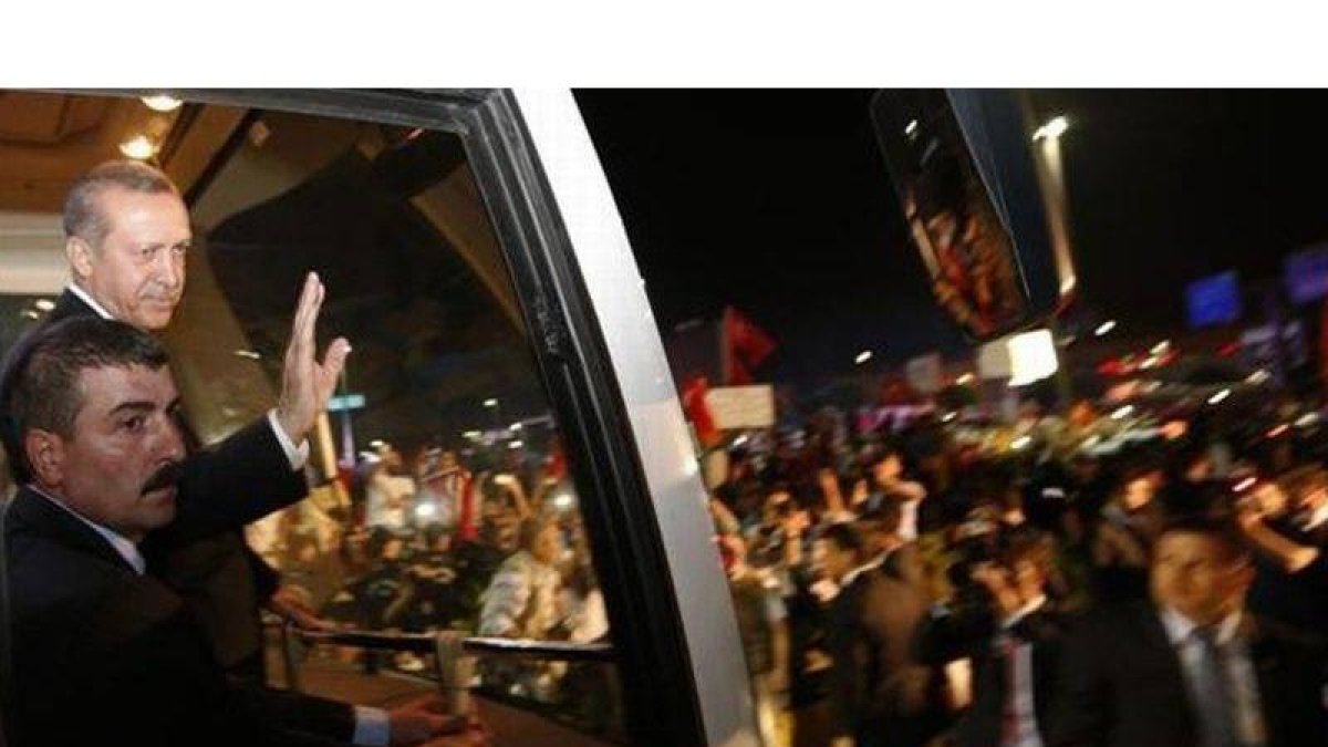 Erdogan saluda a sus seguidores en el aeropuerto de Estambul.