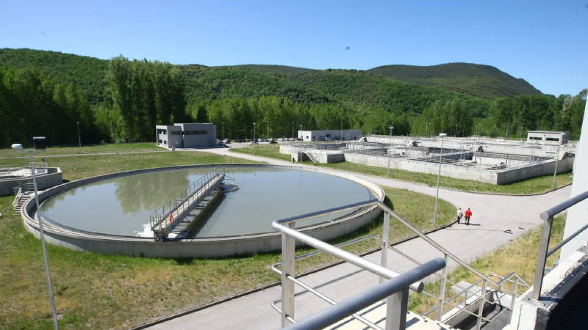 Imagen de archivo de la depuradora de Villadepalos, que gestiona la Mancomunidad del Agua del Bierzo. L. DE LA MATA