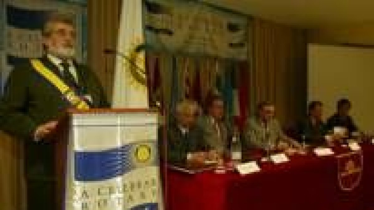El gobernador del distrito Norte, Carlos Garrriga, en el centro de la mesa, durante la asamblea