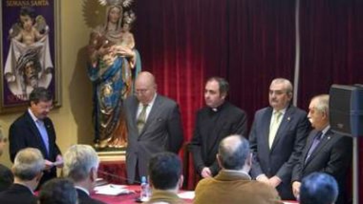 Las hermandades y cofradías de Sevilla, en la oración previa al inicio de la reunión de ayer