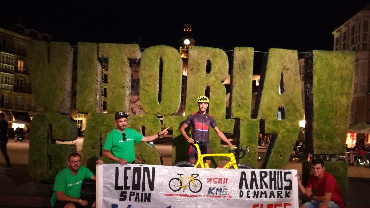 Andrés Turienzo y sus compañeros de viaje a su llegada, ayer, a Vitoria