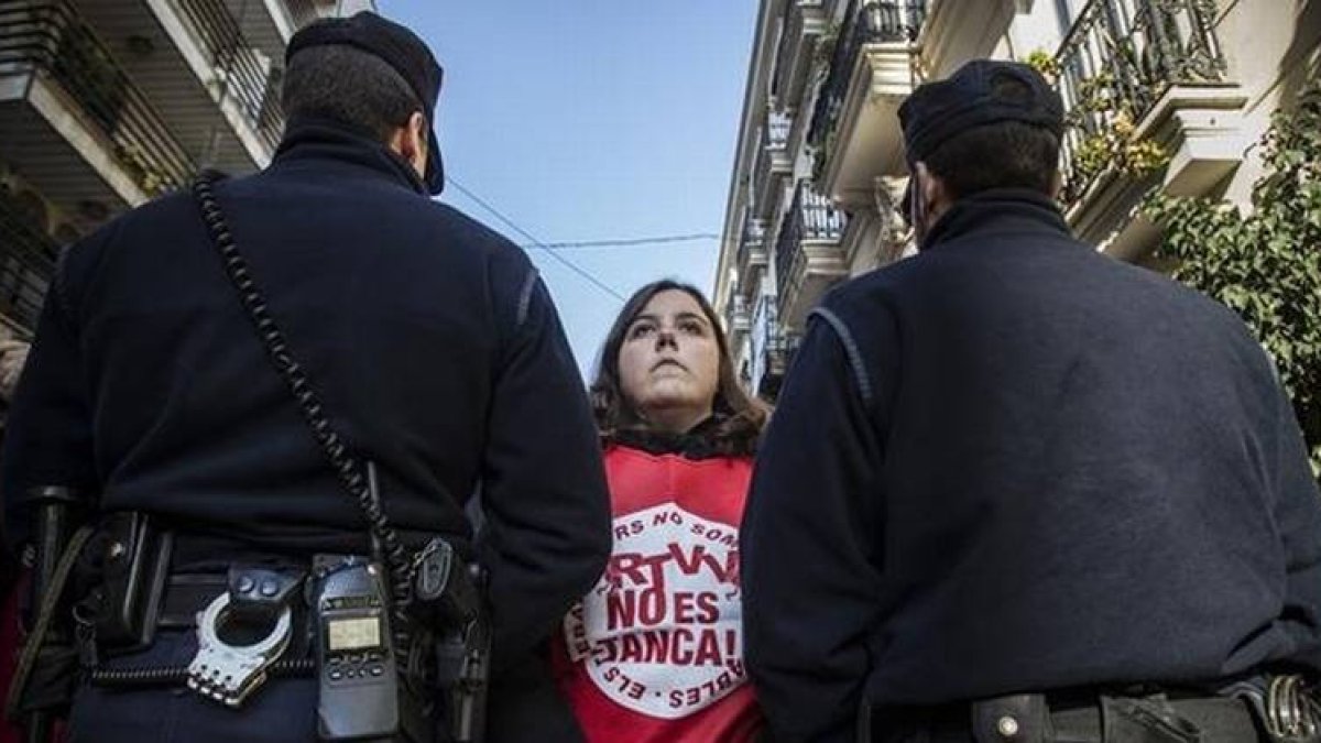 Una trabajadora de Canal 9 protesta por cl cierre de la cadena ante la Generalitat valenciana.