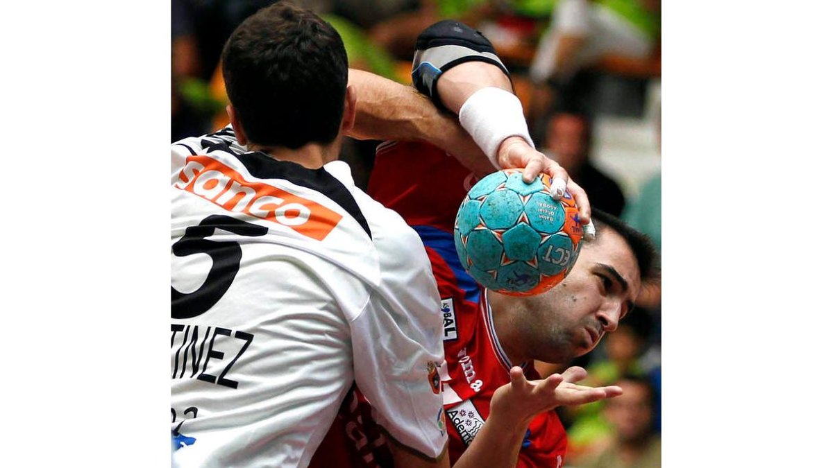 El central del Ademar, Carlos Ruesga, fue ayer una pesadilla constante para los defensores del Anaitasuna. Diez goles llevaron su firma.