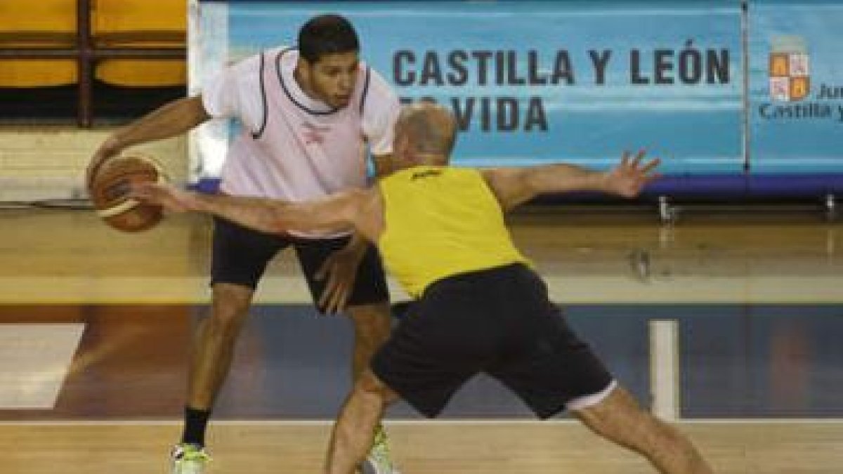 Quezada y Bernabé, dos pilares en el juego de León, en un entrenamiento de esta semana.