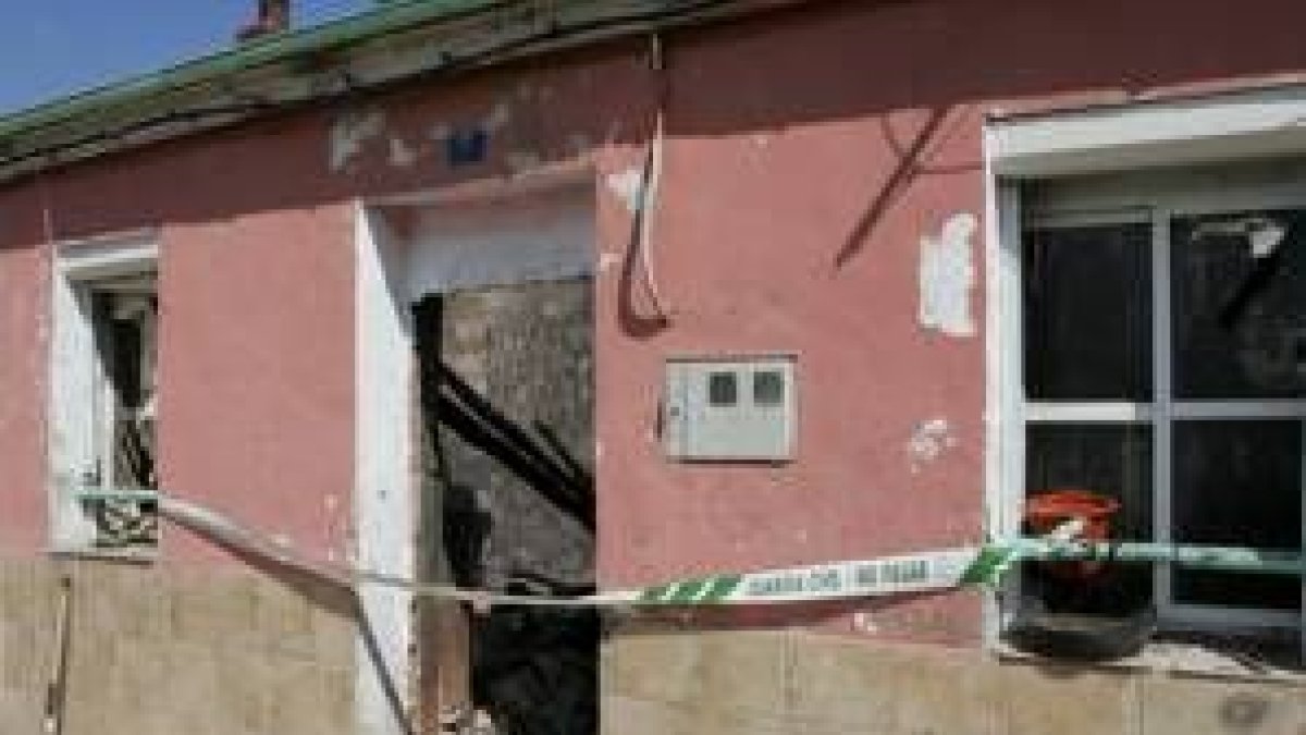 Aspecto que presentaba ayer la fachada de la casa en la que tuvo lugar el incendio del martes pasado