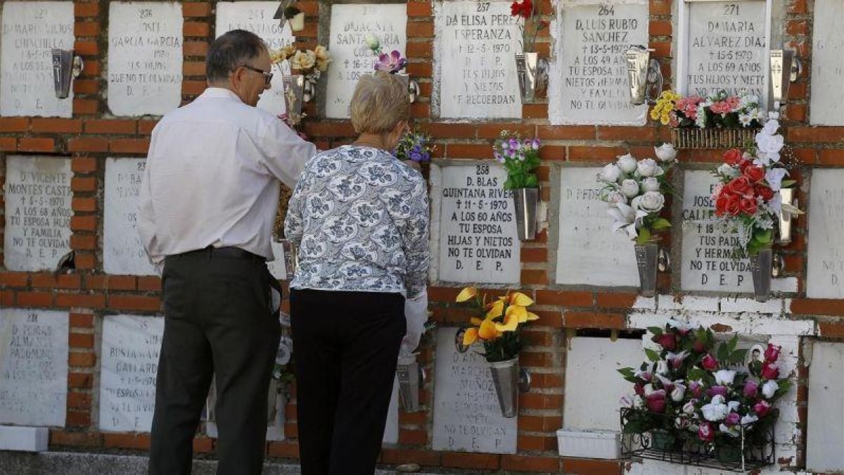 Visitantes de un cementerio.
