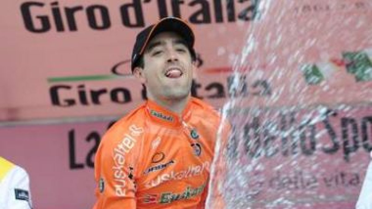 Ikel Nieve, del equipo Euskaltel, celebra en el podio su victoria en la etapa del Giro.