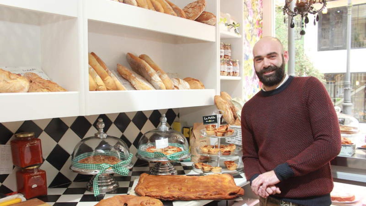 Alberto Castellano posa junto a algunos de los productos que comercializa en su tienda de Ponferrada.