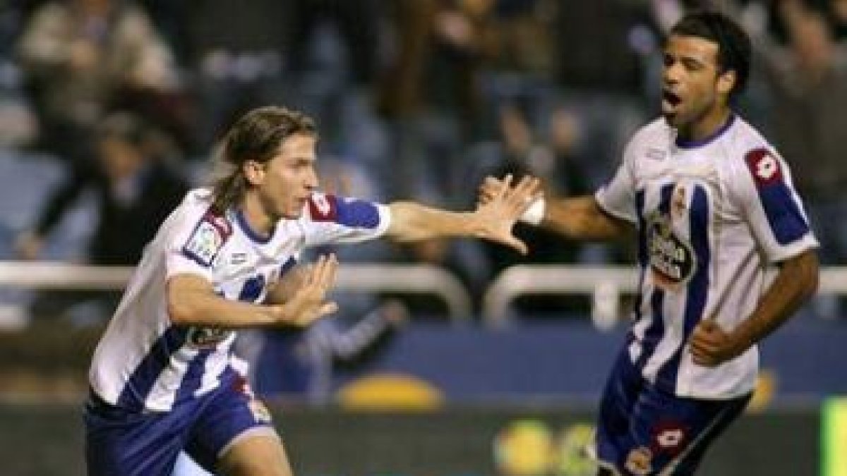 Filipe Luis celebra con su compañero Bodipo el pase.