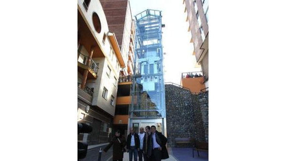 Riesco estrenó el ascensor con los representantes del barrio.