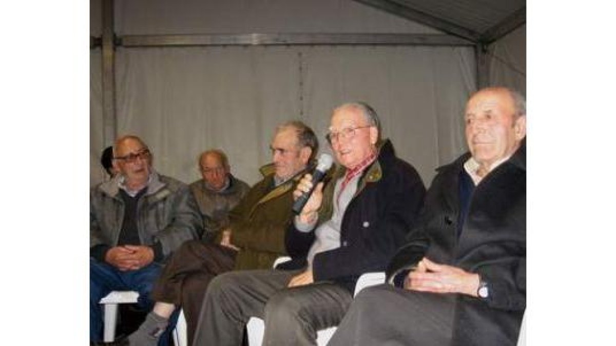 Los mineros mayores se animaron a rememorar historias.