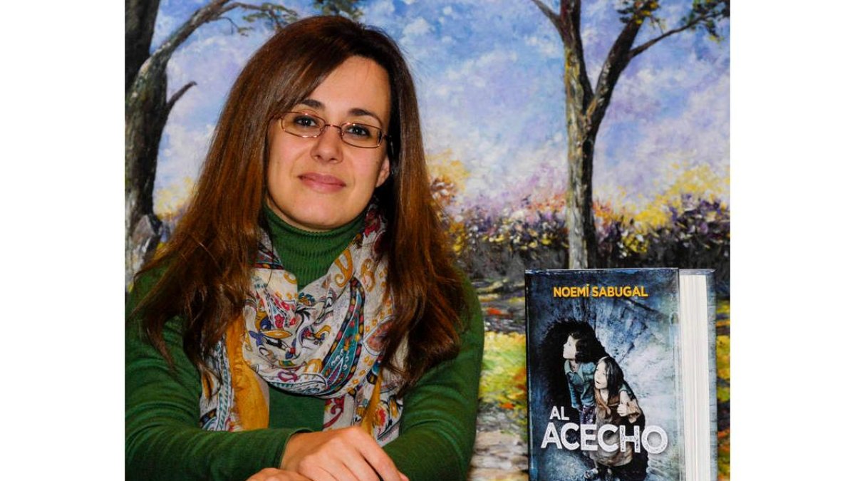 Sabugal, junto a la novela que aparecerá en dos meses.