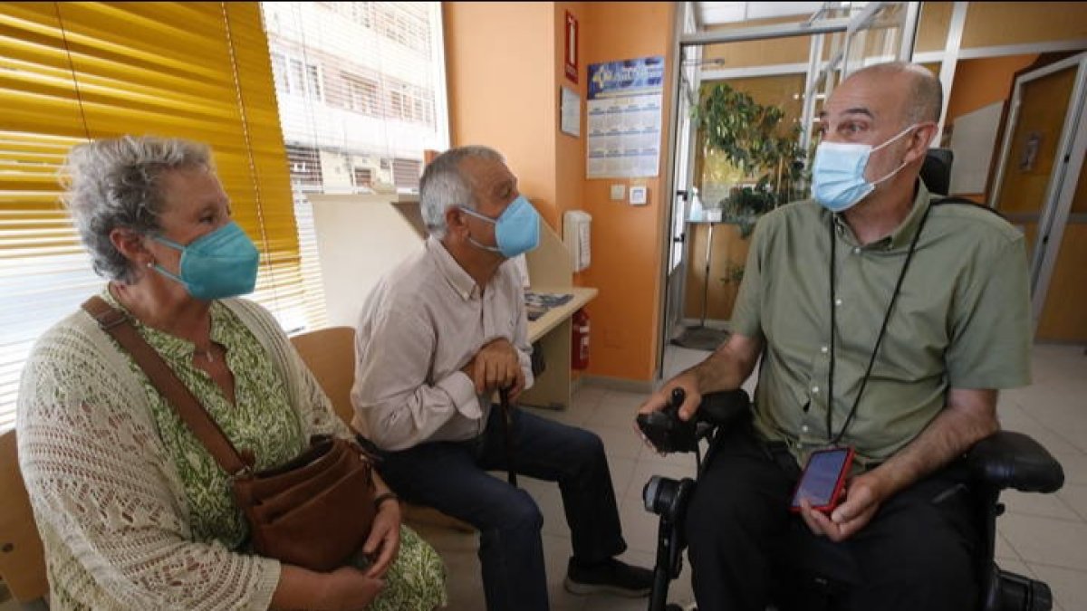 María Jesús García, esposa de Antidio Antón, de 73 años, junto a Urbano González. RAMIRO