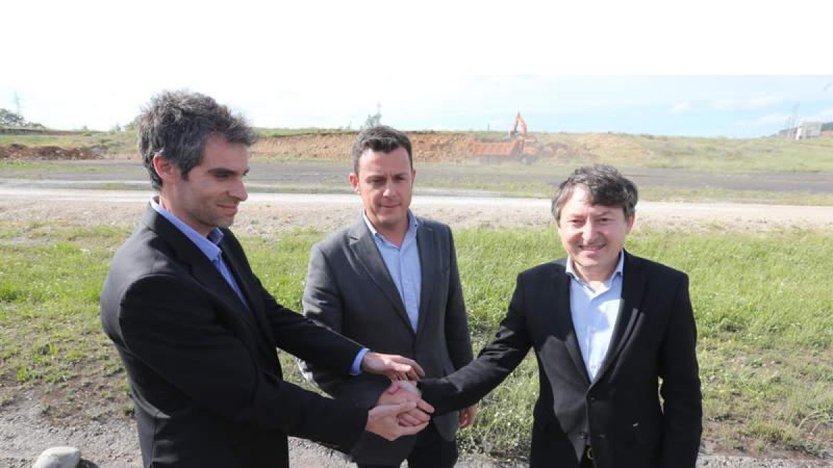 Sergio Gallardo, Eduardo Domínguez y Samuel Folgueral se felicitaron por el inicio de la obra.