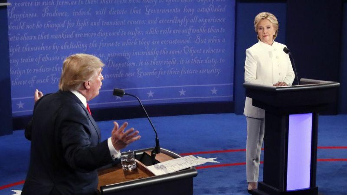 Trump y Clinton, durante el tercer y último debate antes de las elecciones, este miércoles en Las Vegas.