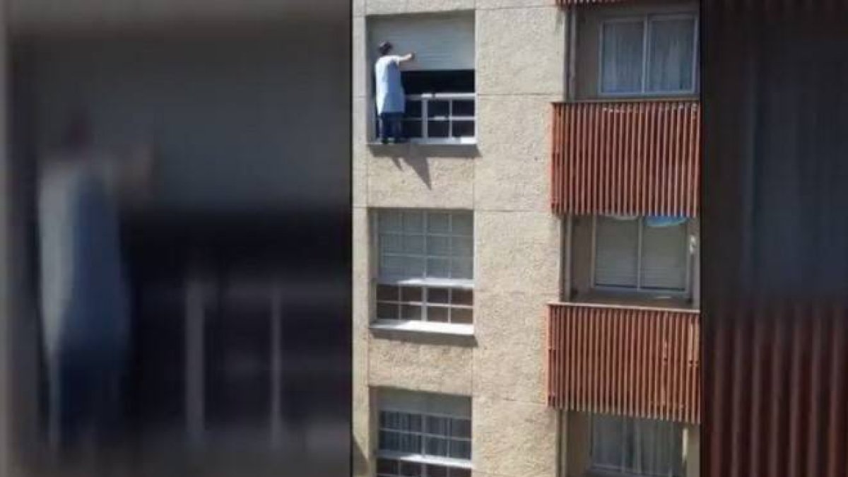El ama de casa coruñesa que limpia las persianas de su piso desde la cornisa sin sujeción justifica su acción.