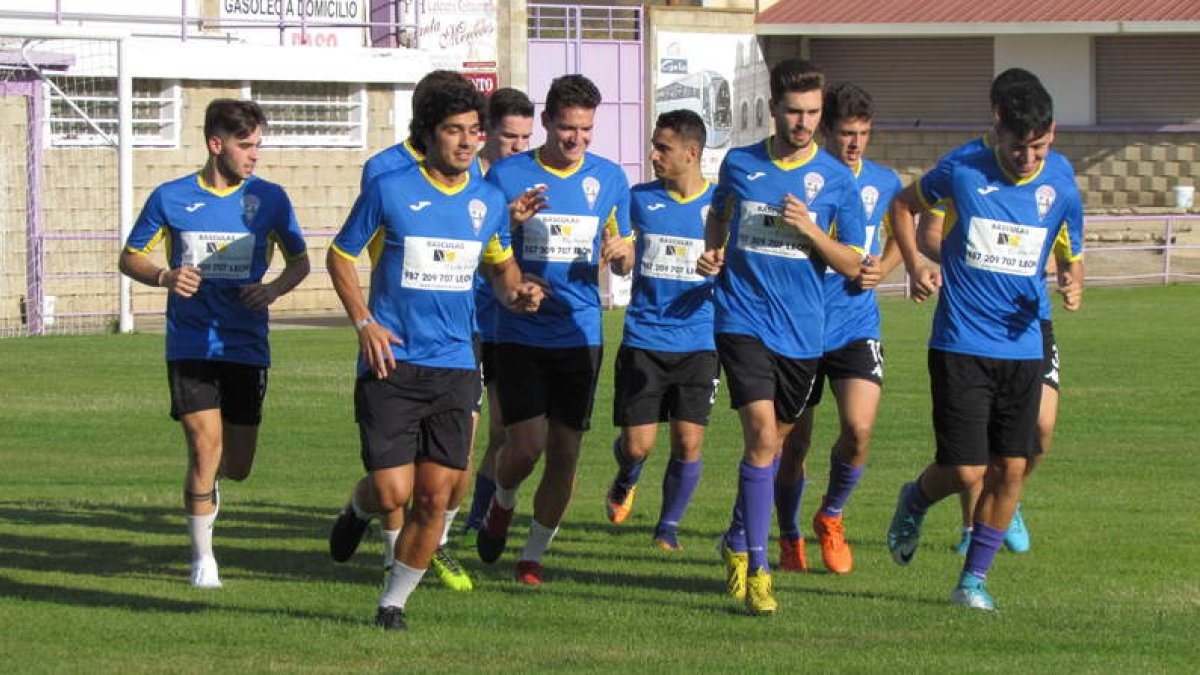 La plantilla bañezana realizó el primer entrenamiento antes de estrenarse el próximo sábado ante el Mosconia asturiano. DL