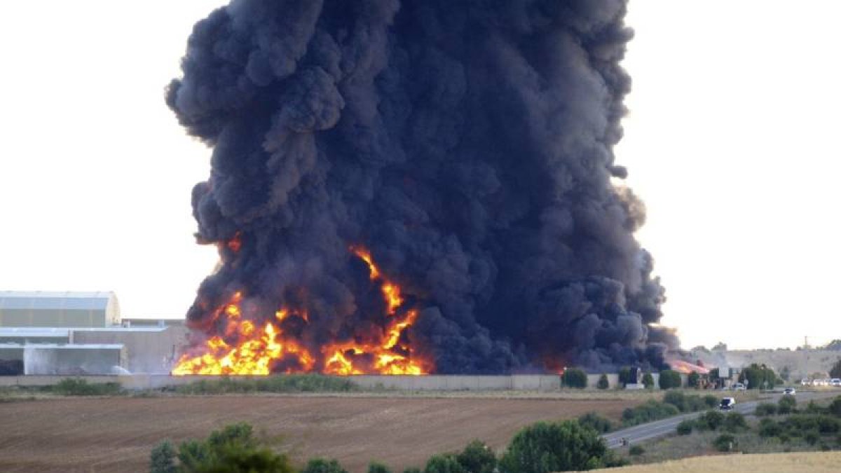 Columna de humo del incendio de grandes proporciones que se ha declarado en el depósito de neumáticos de la empresa Reciclados de Materiales Diversos (RMD) en la localidad de Ardoncino.