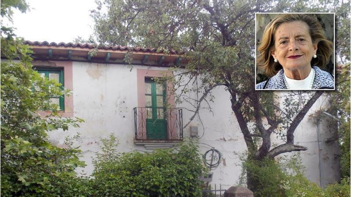 Josefina Aldecoa y la casa en la que nació en 1926 en La Robla.