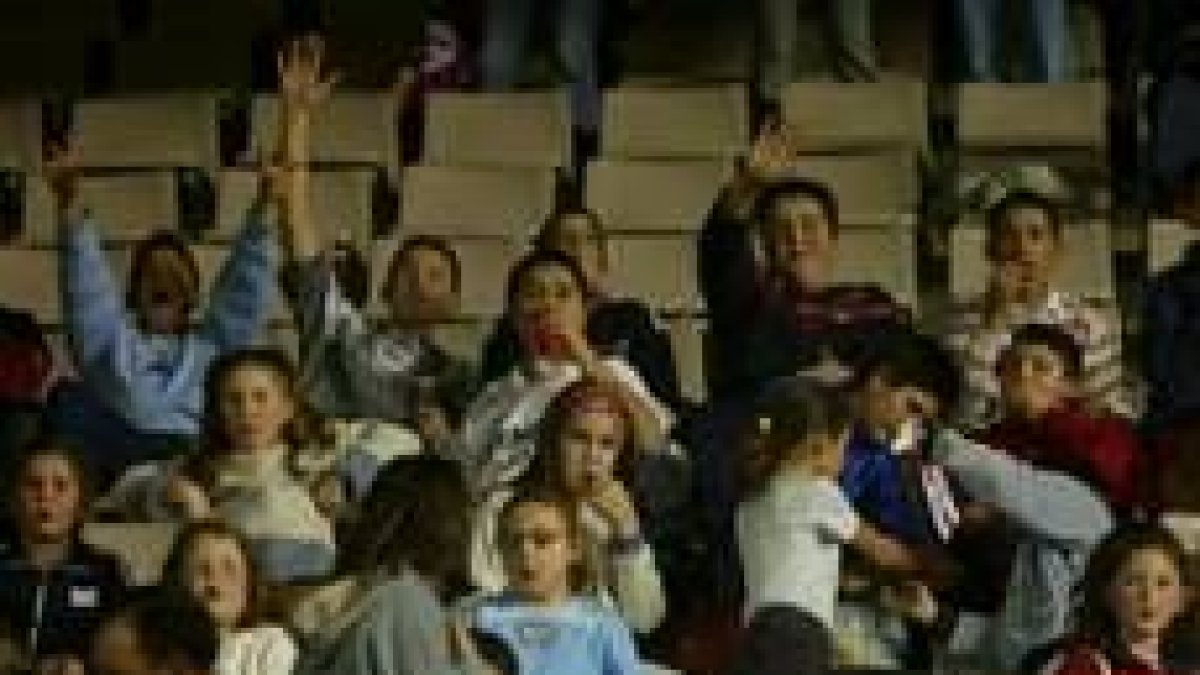 Niños de Valencia de Don Juan y Astorga animaron al equipo en el fondo