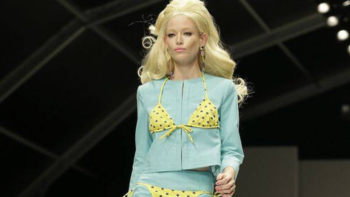 Una de las modelos luce la propuesta más excéntrica de Moschino, en Milán.