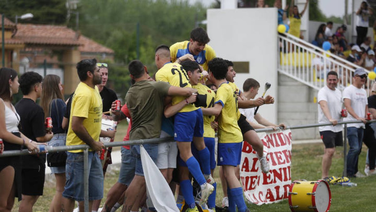 Partido de fútbol Atletico Mansillés - Villaralbo. F. Otero Perandones.