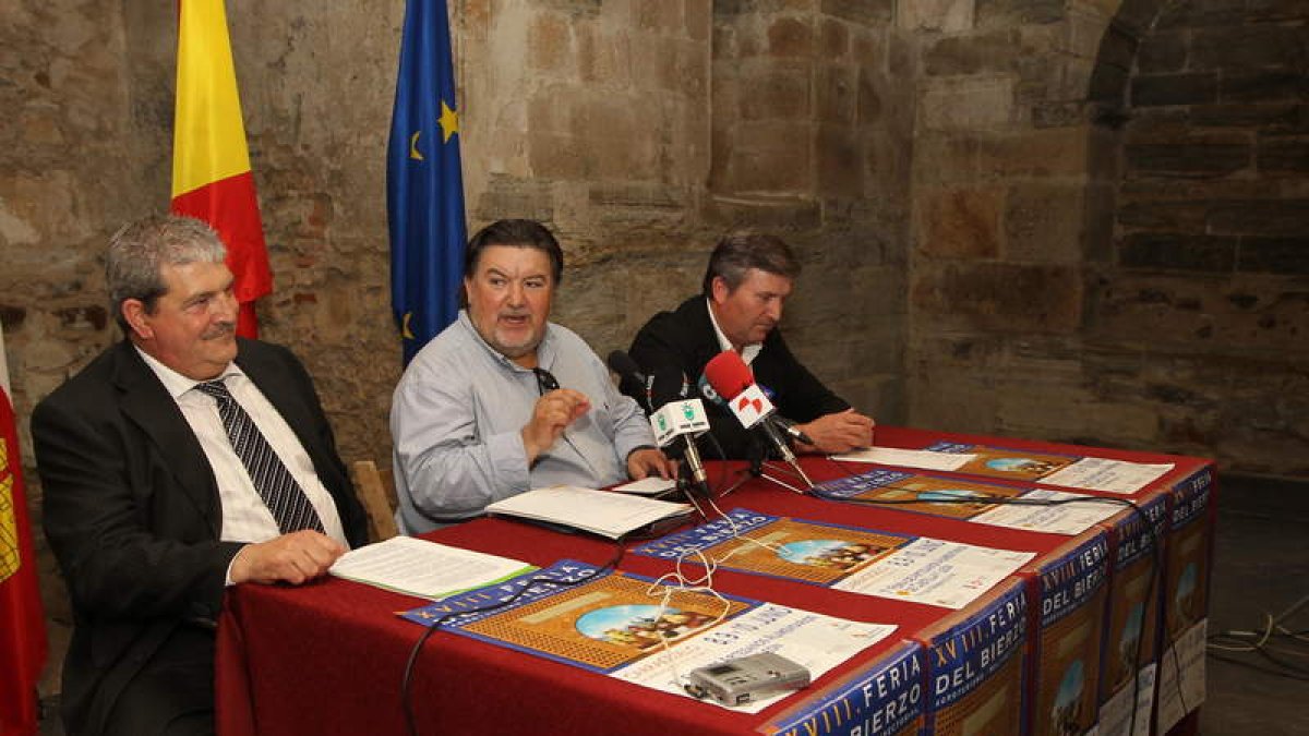 Macías, Reguera y Valcarce, en la presentación.