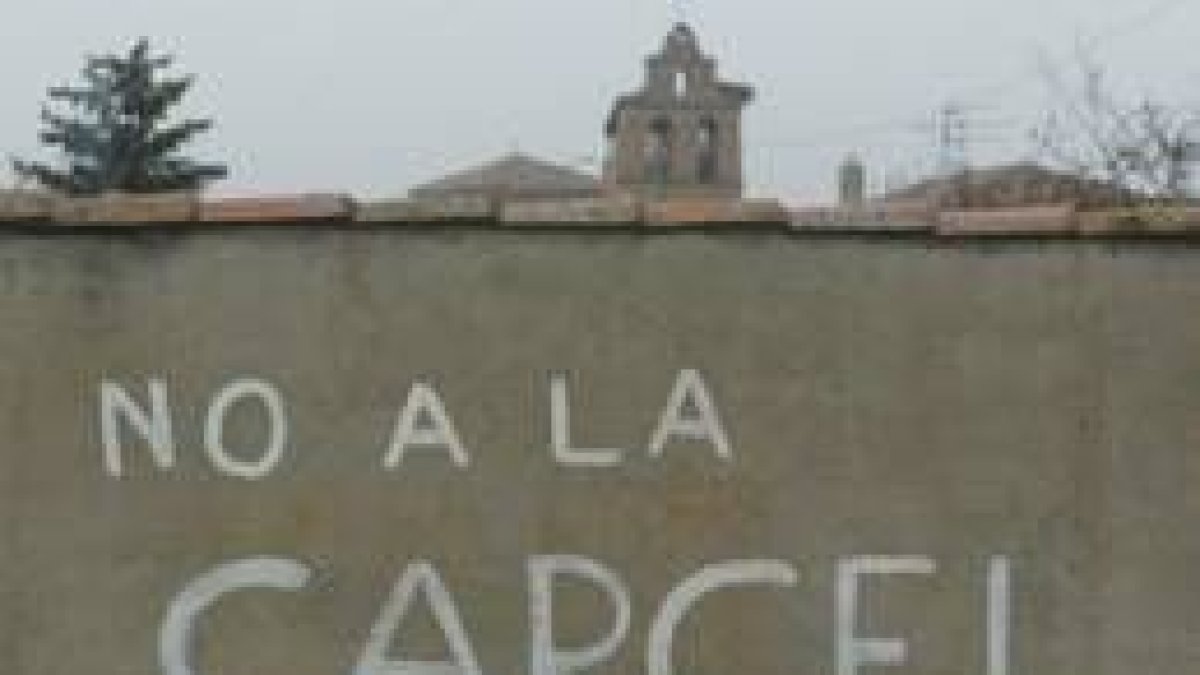 Las urbanizaciones a escasos metros del centro penitenciario de Villahierro vuelven a ampliarse