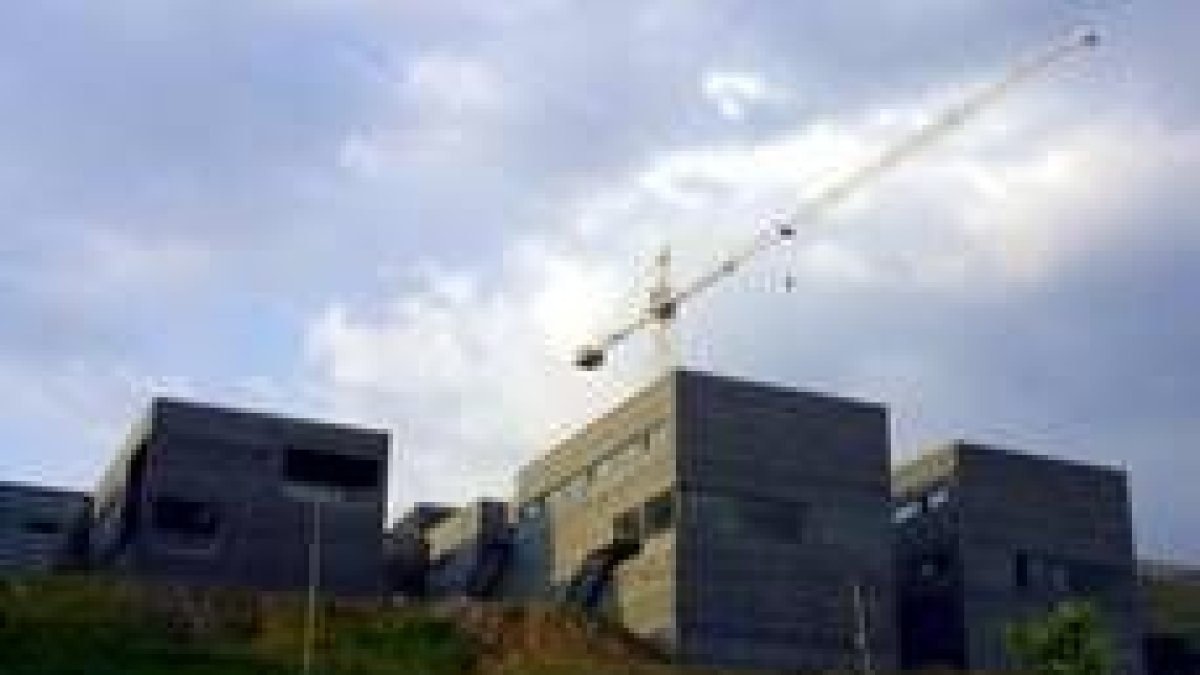 En la imagen, el hospital de Villablino en su fase de construcción