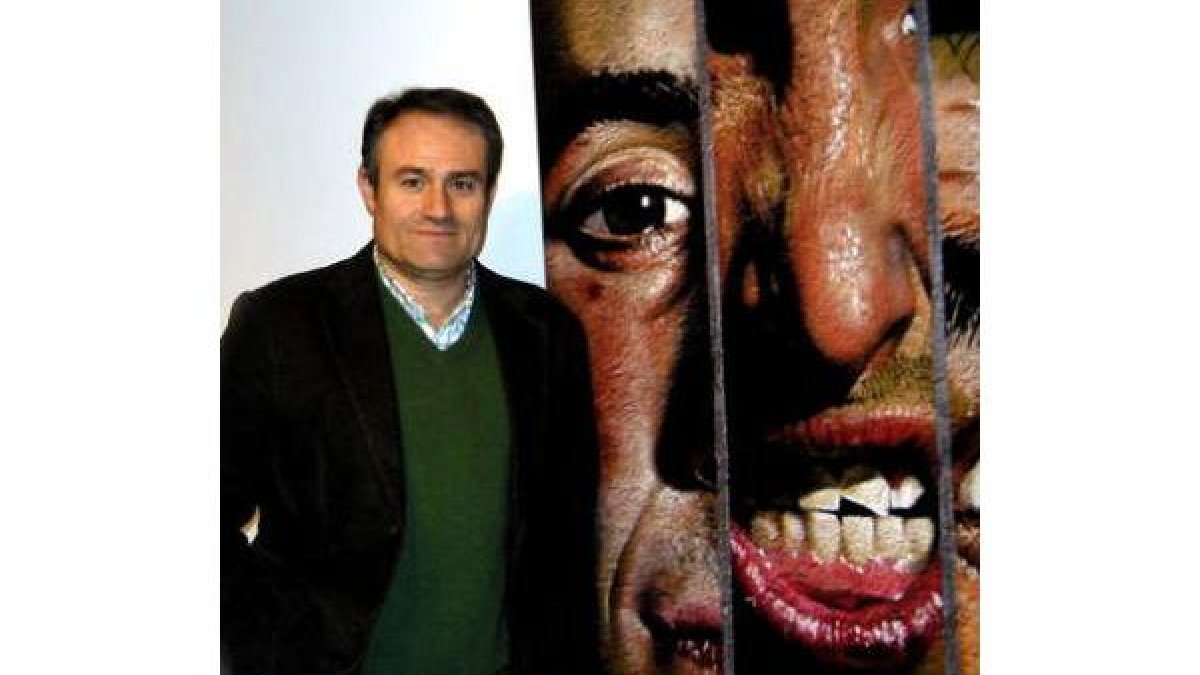 Manceñido, junto a uno de sus peculiares «grafirretratos»