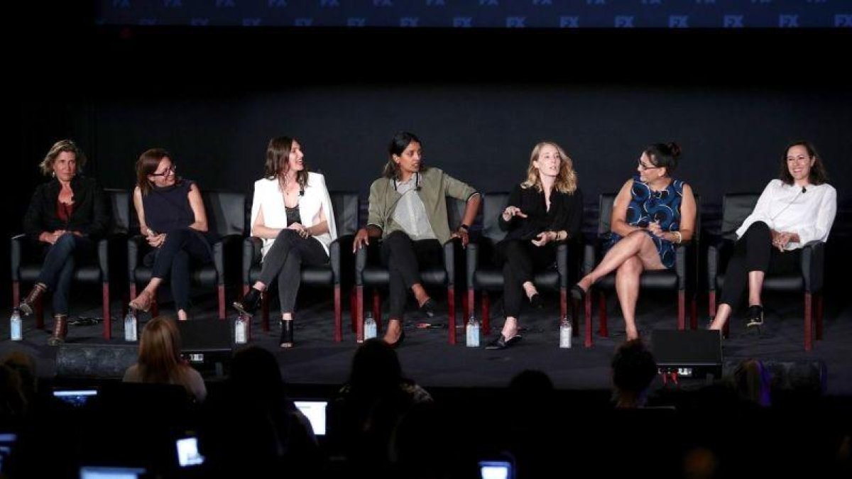 Las directoras Gwyneth Horder-Payton, Liza Johnson, Rachel Goldberg, Meera Menon, Steph Green, Alexis Ostrander y Maggie Kiley, en la mesa redonda organizada en Los Ángeles.